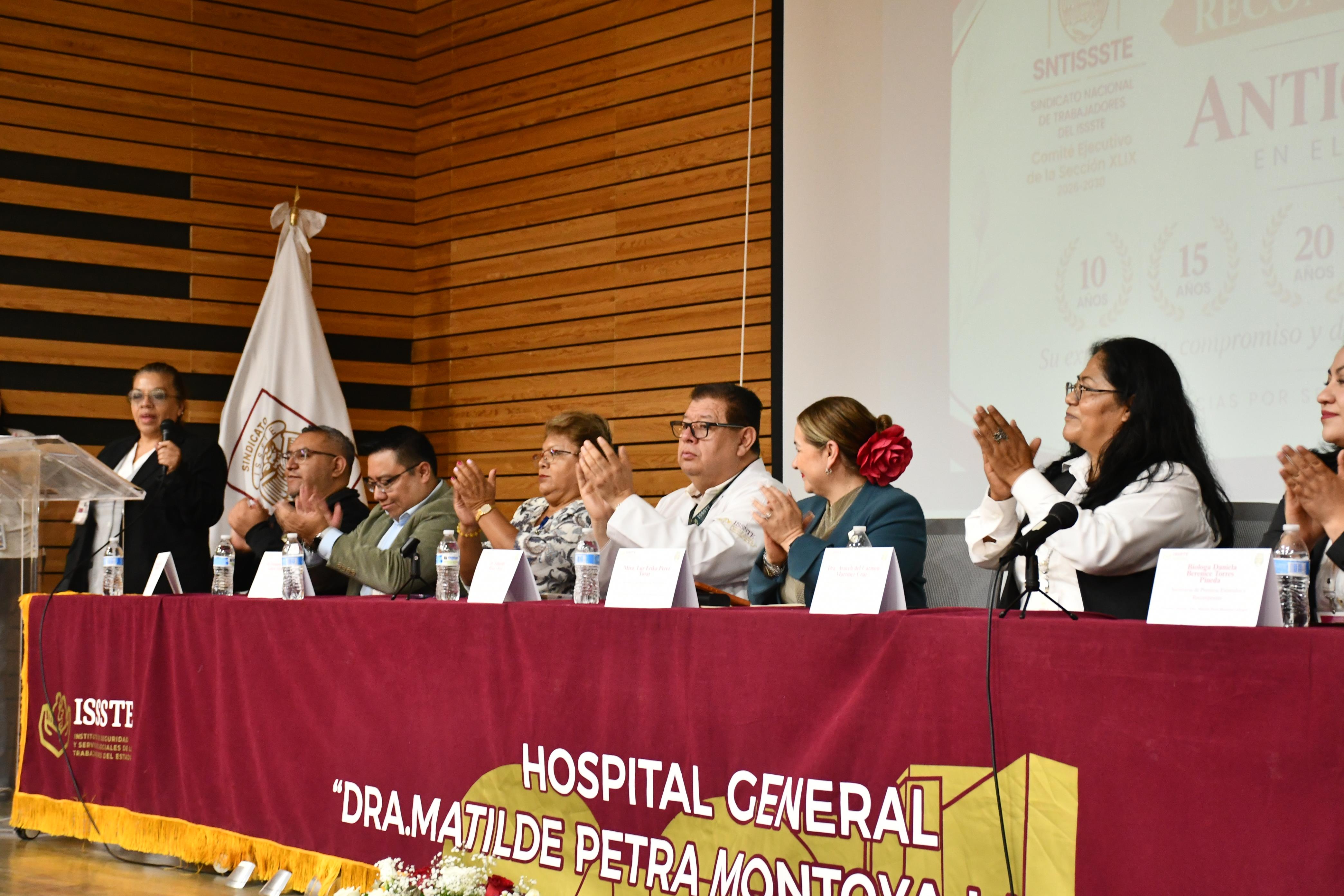 Entrega de Reconocimientos por Años de Servicio en el HG "Dra. Matilde Petra Montoya Lafragua" 